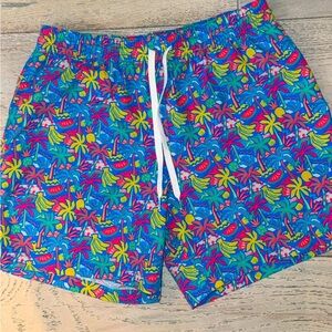 NWOT Chubbies Men's Classic Swim Trunks 5.5"
Tropical Bunches Boardshorts Size L